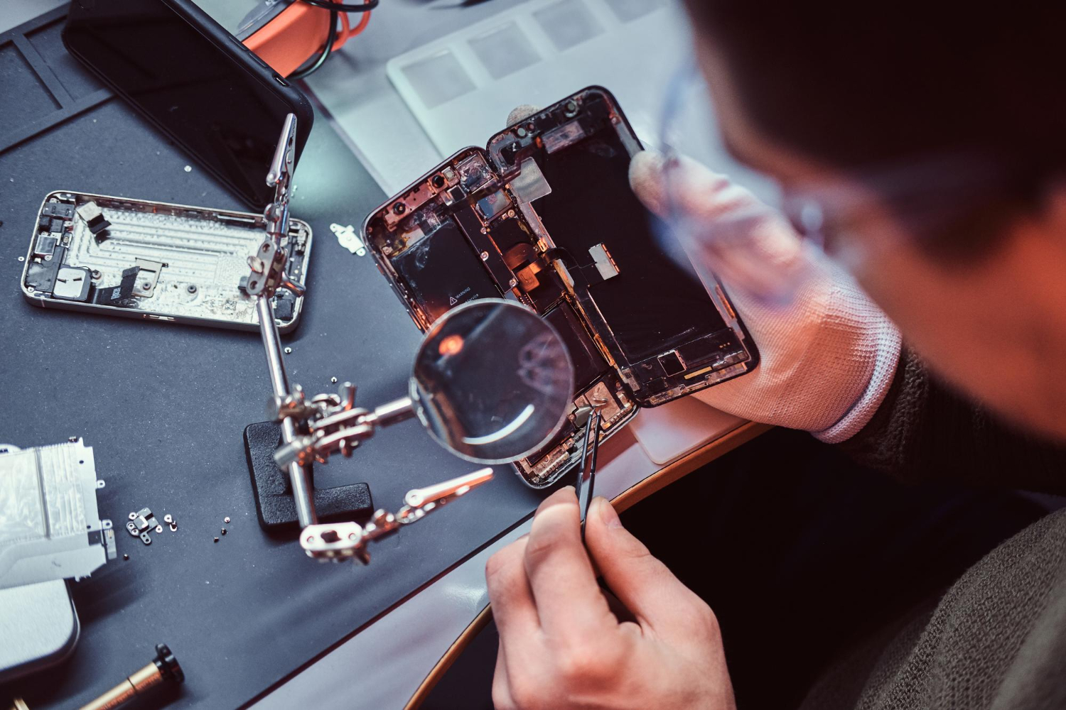 Cracked Screens and Dead Watches? Why "Near Me" Repairs Are the Smartest Choice