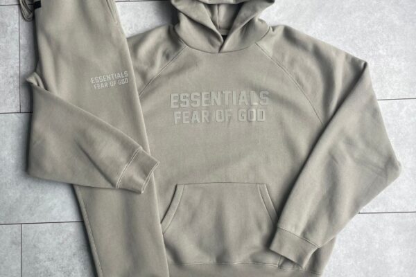 Essential Clothing for a Winter Hike essentials clothing